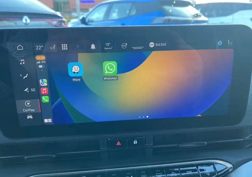 Écran tactile central affichant les applications Waze et WhatsApp dans une FIAT 500 électrique 2022, vue intérieure.