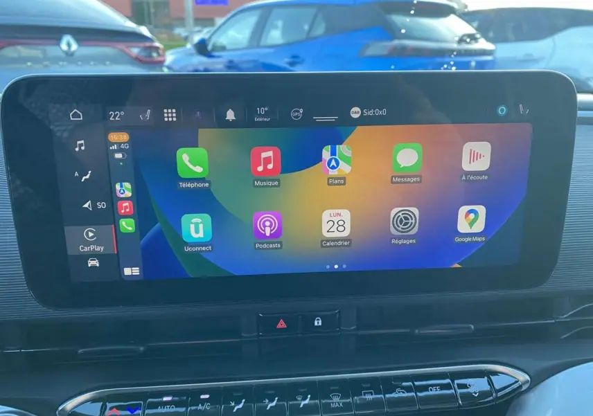 Écran tactile central affichant l'interface Apple CarPlay dans l'habitacle d'une FIAT 500 électrique noire.