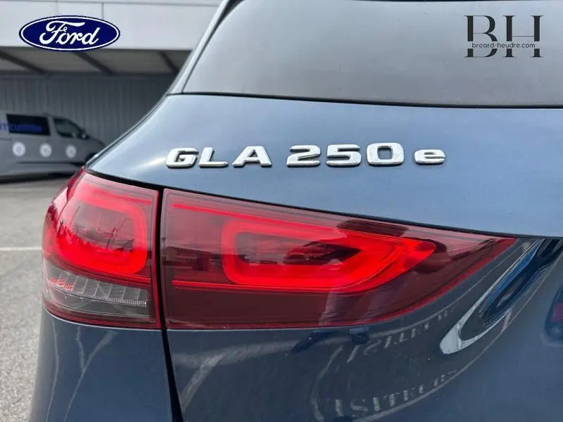 Gros plan sur le feu arrière gauche et le badge GLA 250 e d'un Mercedes GLA bleu denim métallisé