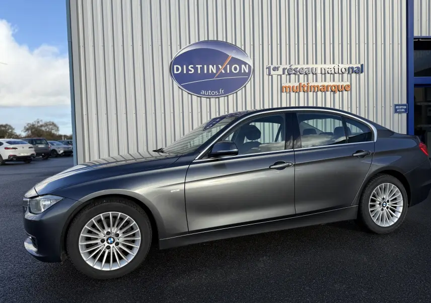 BMW Série 3 320D gris vue de profil côté gauche, avec jantes alliage 17 pouces et carrosserie brillante.