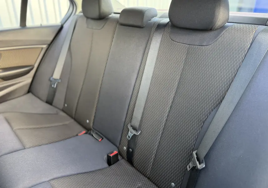 Vue intérieure des sièges arrière en tissu gris foncé de la BMW Série 3 320D Luxury 2013.