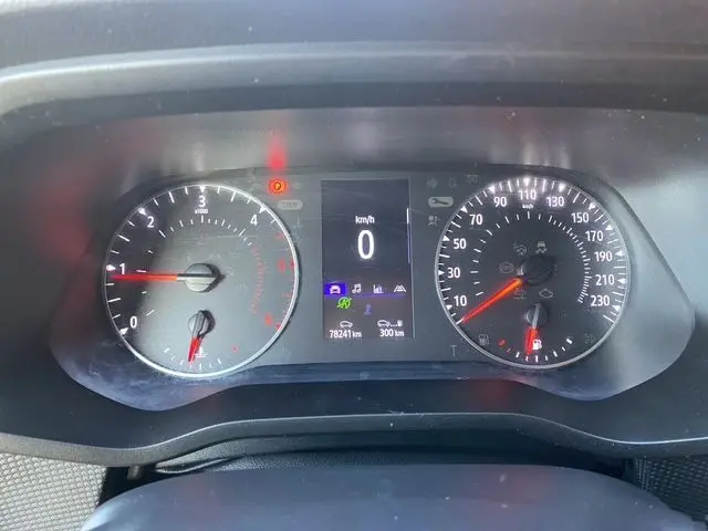 Vue rapprochée du tableau de bord du Renault Trafic Fourgon 2023, affichant le compteur et l'écran digital.