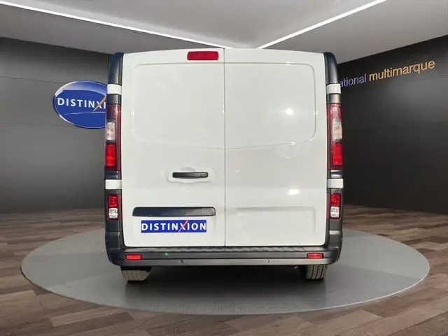 Vue arrière du Renault Trafic Fourgon blanc 2023, version L2H1, avec portes battantes et logo Distinxion visible.