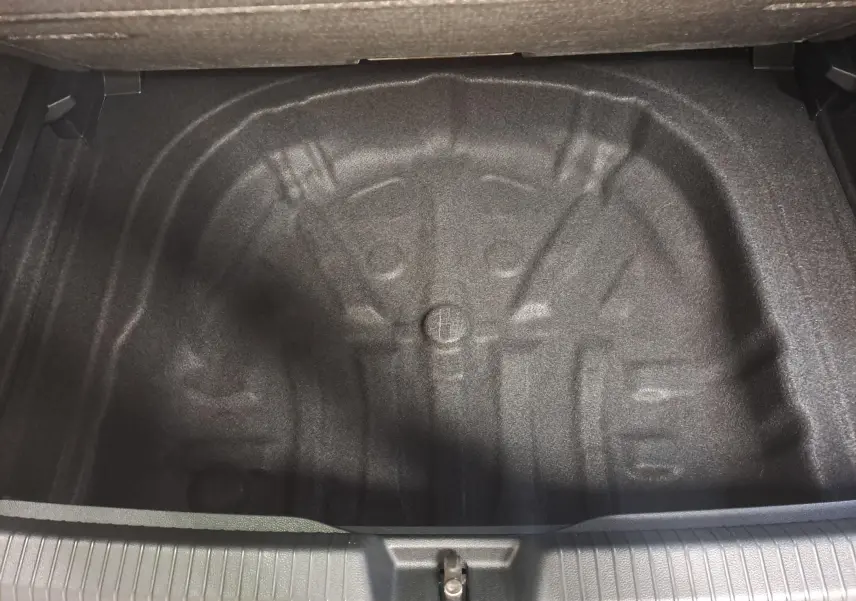Coffre ouvert montrant le rangement sous plancher de la Volkswagen Golf 2.0 TDI 150 DSG7 R Line noir grenadille.