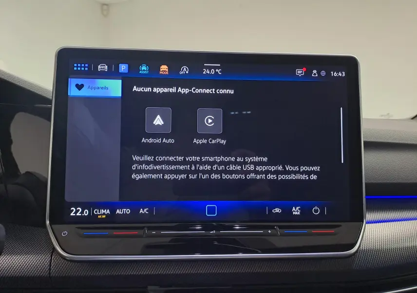 Écran tactile central de la Volkswagen Golf 2.0 TDI 150 DSG7 R Line 2024 affichant les options Android Auto et Apple CarPlay.