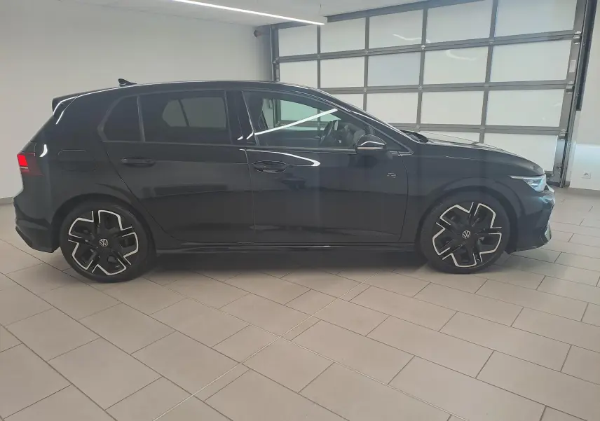 Vue de profil côté gauche d'une Volkswagen Golf 2.0 TDI 150 DSG7 R Line noire Grenadille avec jantes alliage 18'' York.