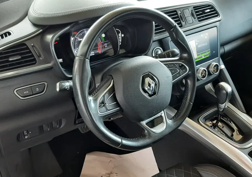 Vue intérieure du tableau de bord et volant du Renault Kadjar 1.5 DCI 115 Intens EDC 2020, avec console centrale et écran tactile.