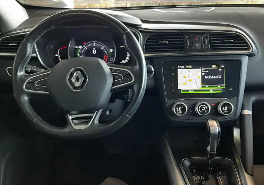 Intérieur du Renault Kadjar 1.5 DCI 115 Intens 2020, vue tableau de bord avec volant, écran tactile et levier de boîte auto.