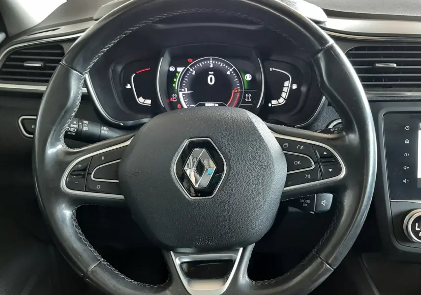 Vue intérieure centrée sur le volant noir du Renault Kadjar 2020 avec tableau de bord numérique allumé.