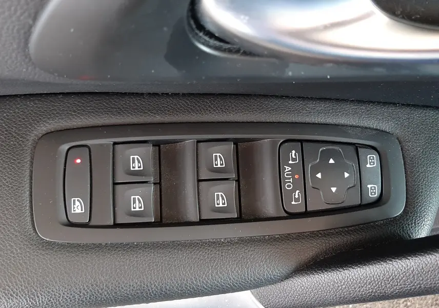 Commande des vitres et réglage des rétroviseurs côté gauche intérieur d’un Renault Kadjar bleu Iron 2020.