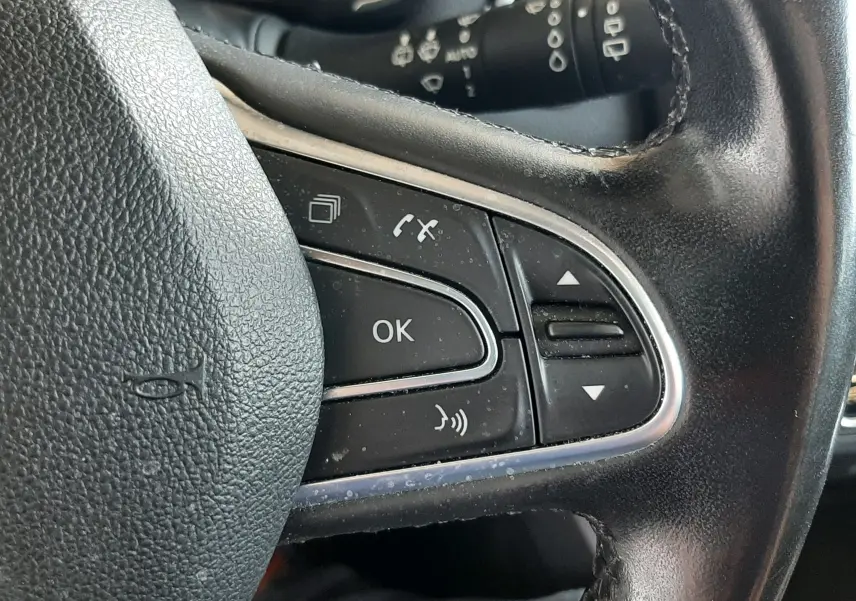 Gros plan sur les commandes multifonctions à droite du volant en cuir noir du Renault Kadjar 1.5 DCI 115 Intens EDC 2020.
