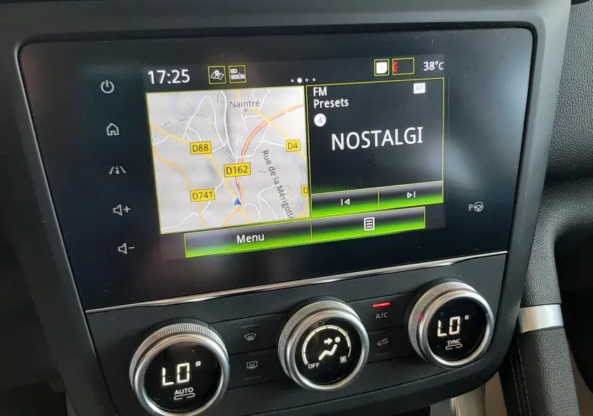 Écran tactile central et commandes de climatisation du Renault Kadjar 1.5 DCI 115 Intens EDC 2020, intérieur noir.