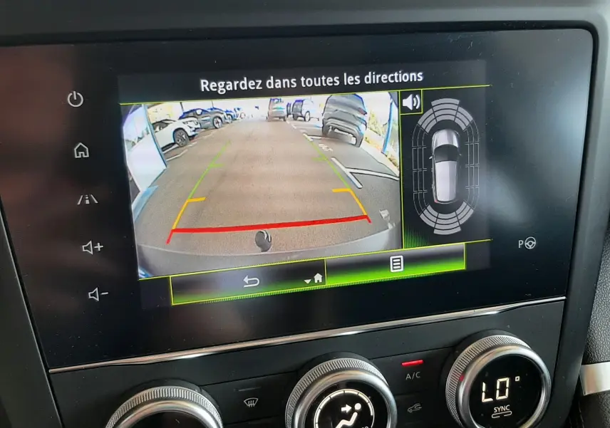 Affichage de la caméra de recul et des commandes de climatisation du Renault Kadjar 1.5 DCI 115 Intens EDC bleu Iron, vue intérieure.