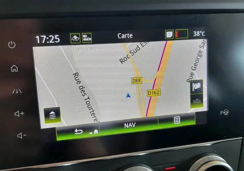 Écran de navigation du Renault Kadjar 1.5 DCI 115 Intens EDC 2020 montrant une carte routière avec commandes climatisation en dessous.