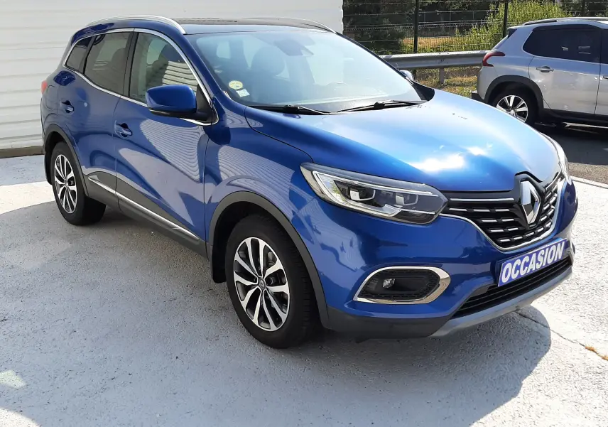 Renault Kadjar 1.5 DCI 115 Intens EDC bleu Iron en 3/4 avant droit, avec calandre distinctive et jantes alliage.
