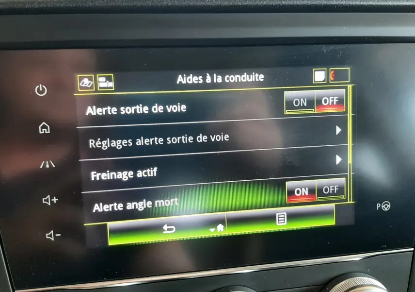 Écran tactile intérieur du Renault Kadjar 1.5 DCI 115 Intens 2020 montrant les réglages d’aides à la conduite.