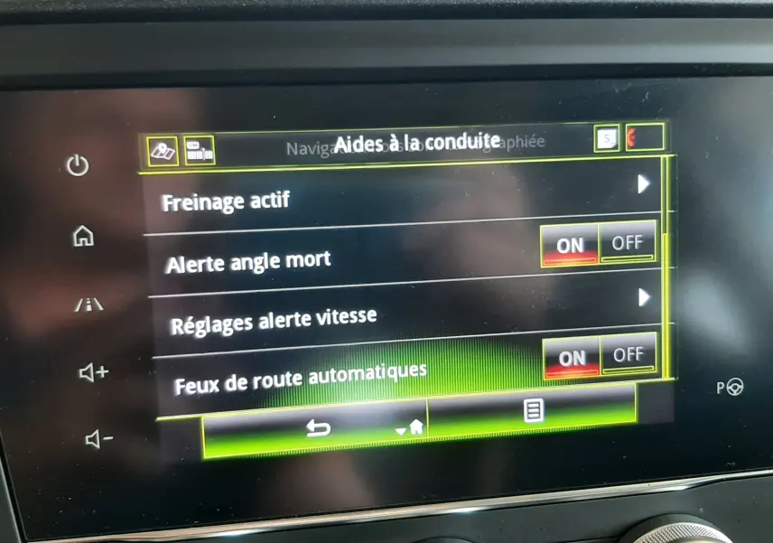 Écran tactile intérieur du Renault Kadjar 1.5 DCI 115 Intens 2020, affichant les aides à la conduite activées.