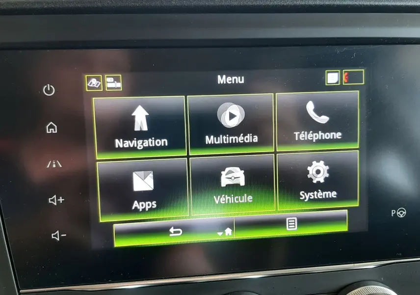 Écran tactile central du Renault Kadjar 1.5 DCI 115 Intens EDC 2020 avec menu principal et commandes climatisation visibles.