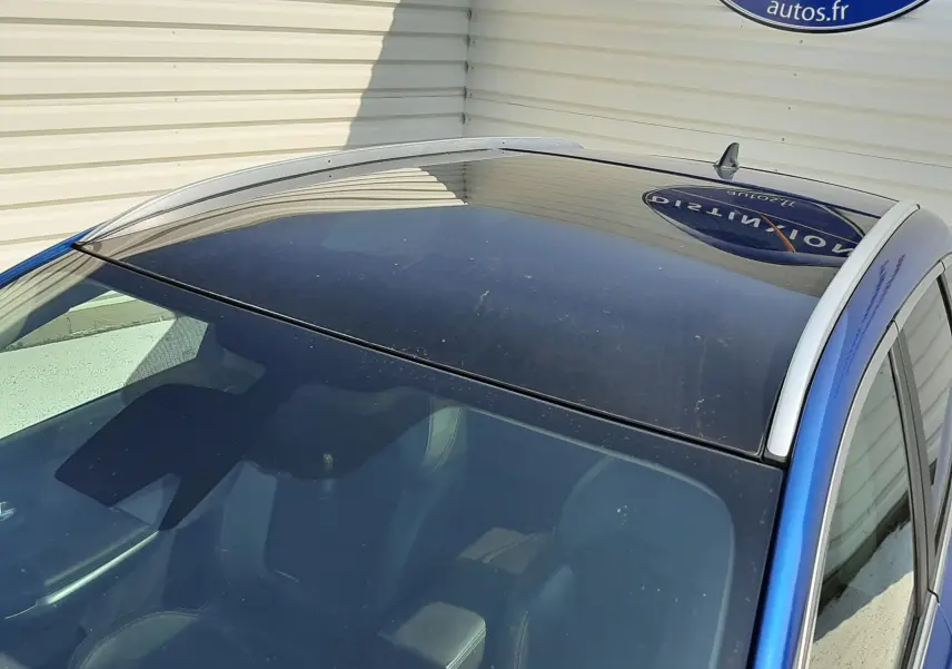 Vue plongeante sur le toit panoramique noir et l'habitacle d'un Renault Kadjar 1.5 DCI bleu iron, version Intens 2020.