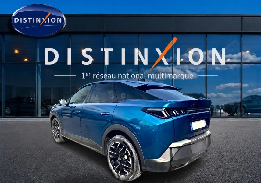 Peugeot 3008 bleu obsession en 3/4 arrière droit, avec jantes alu et feux arrière LED distinctifs.