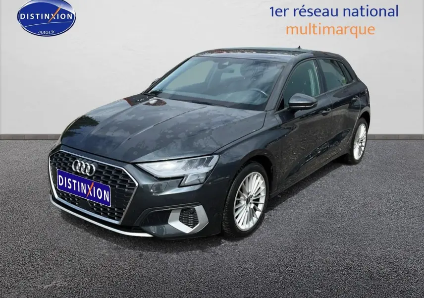 Audi A3 Sportback gris Manhattan vue 3/4 avant droit avec jantes alu et calandre hexagonale distinctive