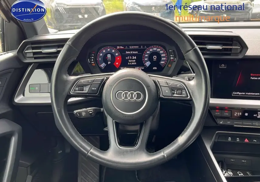 Vue centrée sur le volant cuir multifonction et l'Audi virtual cockpit de l'Audi A3 Sportback 2023.