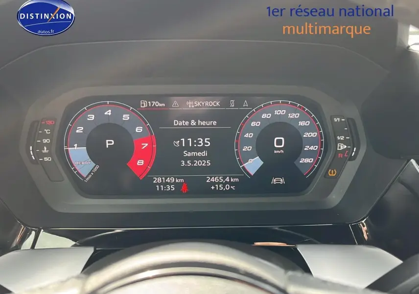 Tableau de bord numérique de l'Audi A3 Sportback 30 TFSI 110 gris Manhattan, affichant la vitesse et le compte-tours.