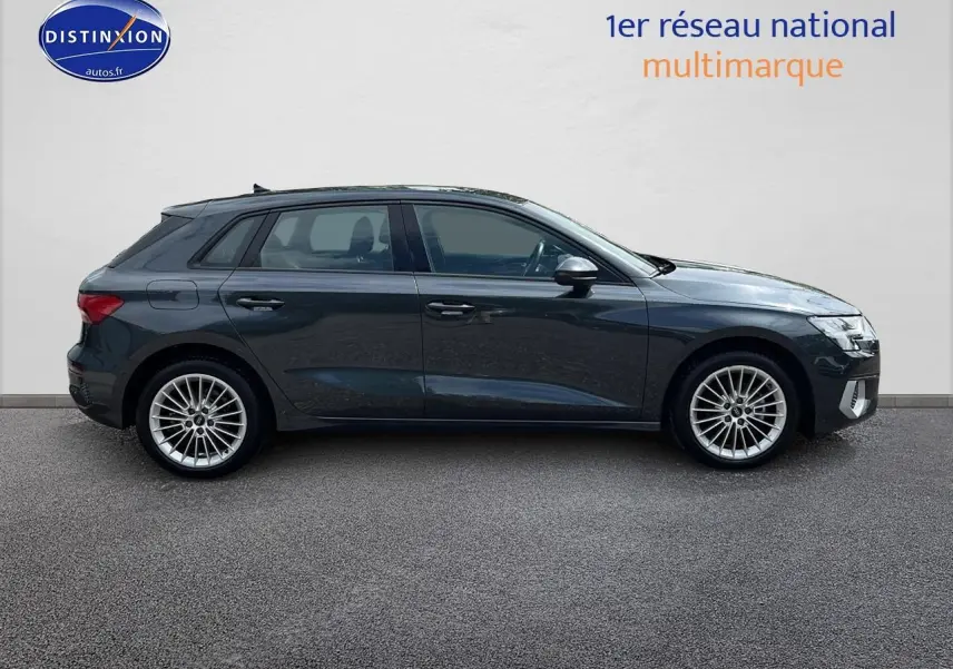 Profil côté gauche d'une Audi A3 Sportback 30 TFSI gris Manhattan avec jantes alu 17 pouces sur fond neutre.