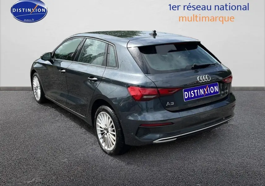 Audi A3 Sportback gris Manhattan vue 3/4 arrière droit avec jantes alu 17 pouces et feux LED arrière