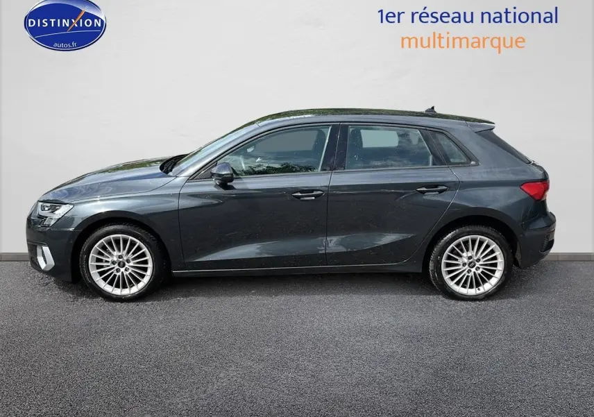 Profil côté gauche d'une Audi A3 Sportback gris Manhattan 2023 avec jantes alu 17 pouces sur fond neutre.