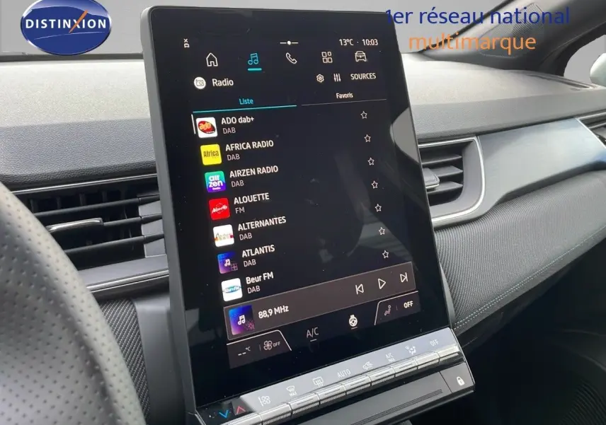 Écran tactile central vertical avec interface multimédia dans l'habitacle du Renault Captur noir étoile métal 2025.