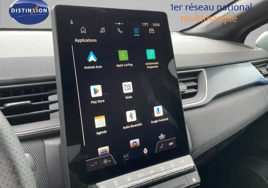 Écran tactile central affichant les applications, tableau de bord et partie droite intérieur du Renault Captur noir étoile 2025.