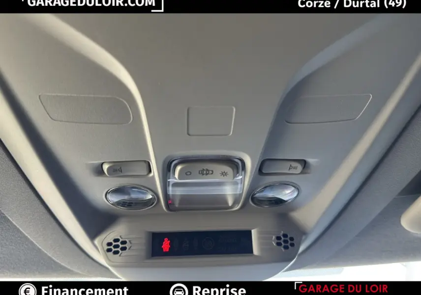 Plafonnier intérieur avec commandes d’éclairage et voyants dans un Peugeot Rifter bleu, vue de dessous.