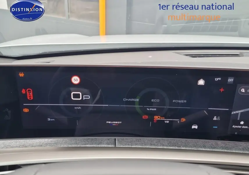 Tableau de bord numérique de Peugeot 3008 blanc, vue frontale centrée sur l'écran multifonction.
