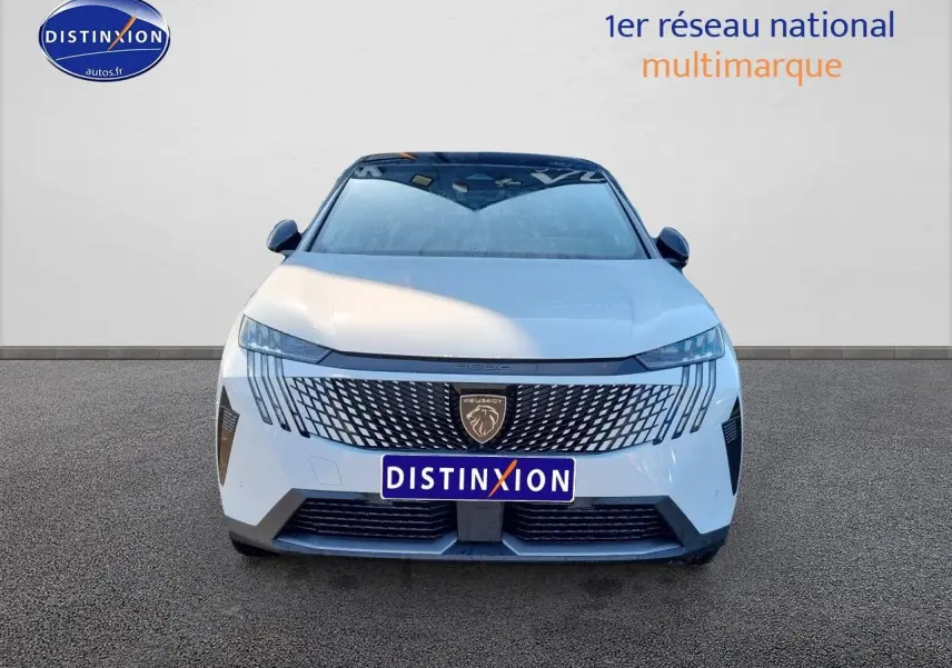 Vue avant d'un Peugeot 3008 blanc 2025 avec calandre distinctive et phares LED fins.