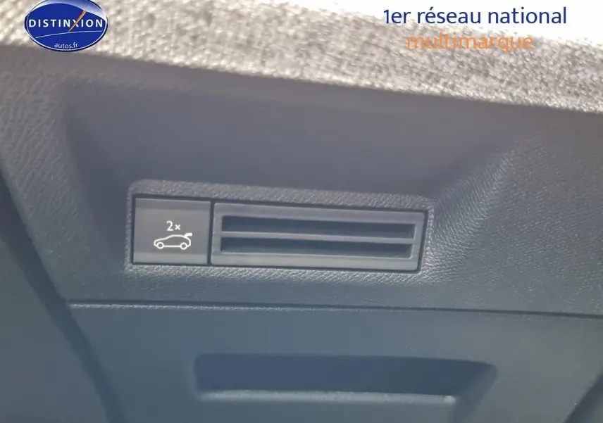Détail du bouton d'ouverture du coffre mains-libres sur Peugeot 3008 blanc, vue rapprochée intérieure.