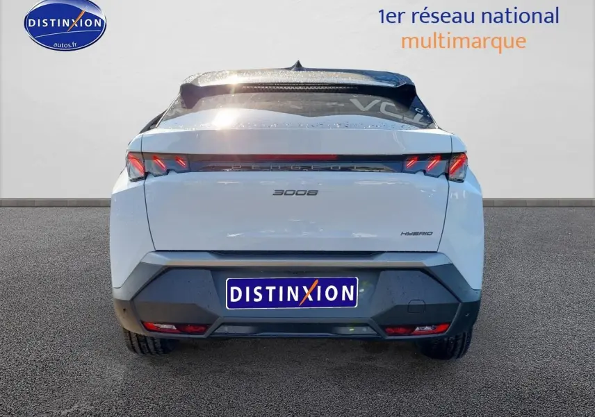 Vue arrière d’un Peugeot 3008 blanc hybride 2025 avec feux LED et becquet noir sur fond neutre.
