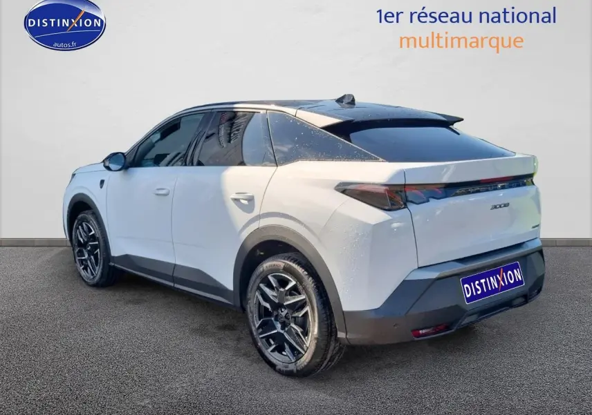 Vue 3/4 arrière droite d’un Peugeot 3008 blanc avec jantes noires et toit noir contrasté.