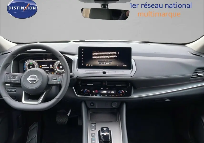 Vue intérieure avant du Nissan Qashqai 1.5 E-POWER 205CH N-CONNECTA 2025, tableau de bord moderne et écran tactile central.