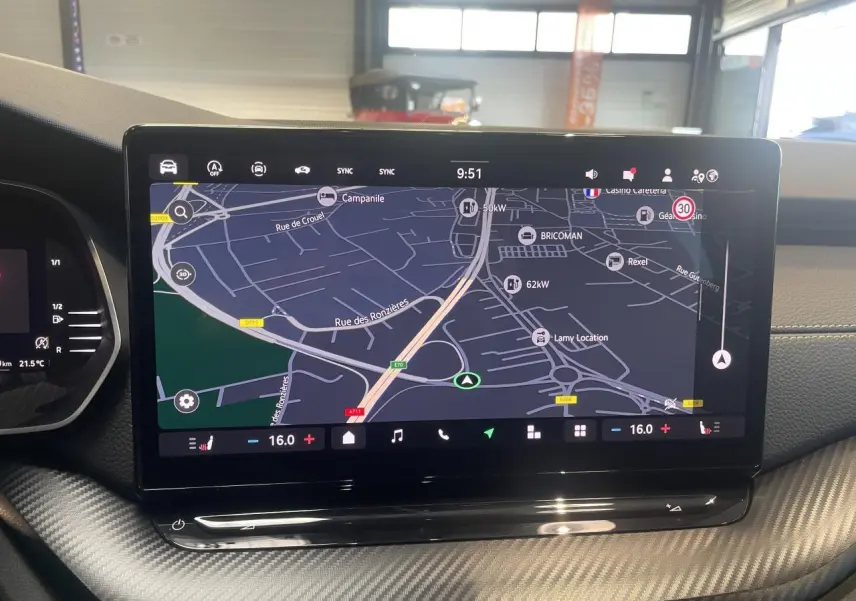 Écran tactile central du tableau de bord de la Skoda Octavia 2025, affichant la navigation GPS en intérieur.