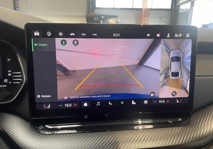 Écran central affichant la caméra de recul et vue à 360° dans une Skoda Octavia Sportline bleu foncé, intérieur carbone.