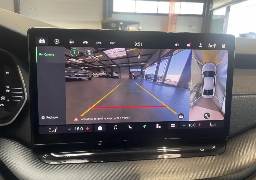 Écran central tactile de la Skoda Octavia 2025 affichant la caméra de recul et vue 360° intérieure.
