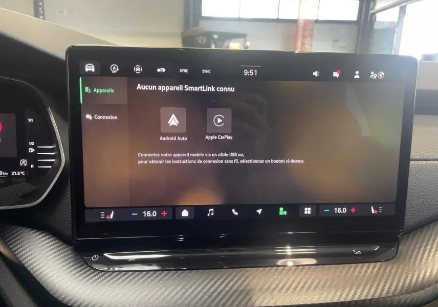Écran tactile central du tableau de bord d'une Skoda Octavia 2025, finition Sportline avec habillage carbone.