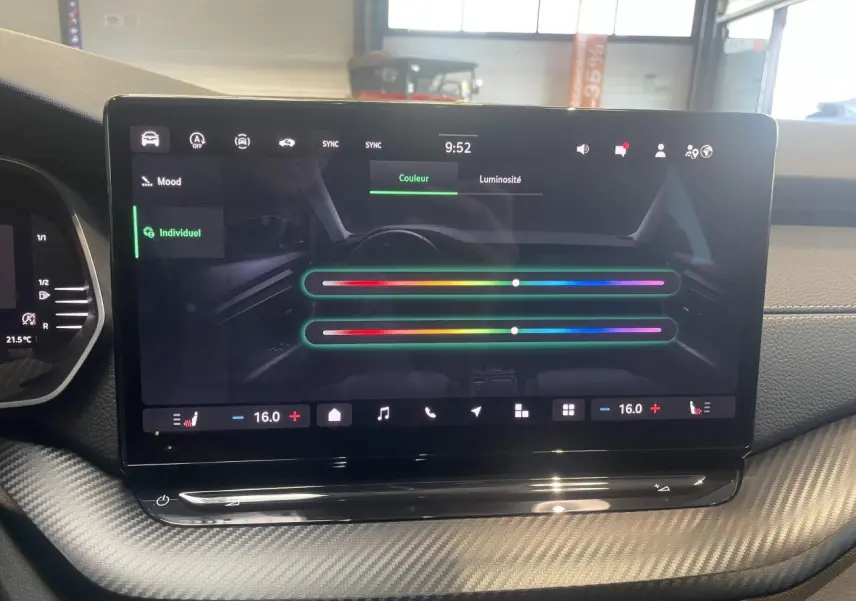 Écran tactile central de la Skoda Octavia 2025 avec interface de réglage de l’éclairage d’ambiance, intérieur noir.