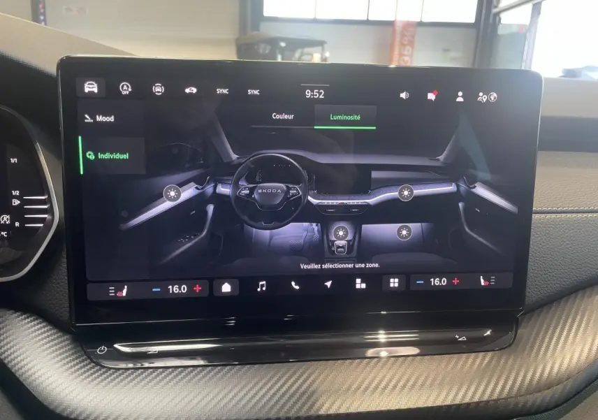 Écran tactile central affichant les réglages d'ambiance lumineuse du tableau de bord d'une Skoda Octavia 2025.