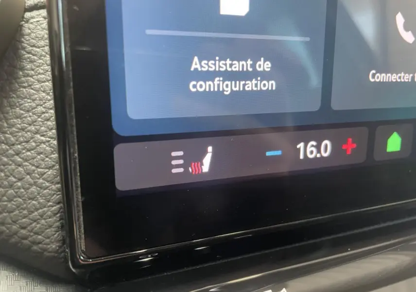 Détail de l'écran tactile central de la Skoda Octavia 2025 avec affichage de la température à 16°C et siège chauffant activé.
