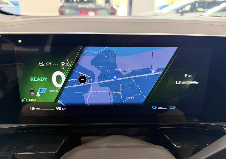 Affichage numérique intérieur du tableau de bord du Renault Austral hybride, avec navigation et indicateurs de conduite.