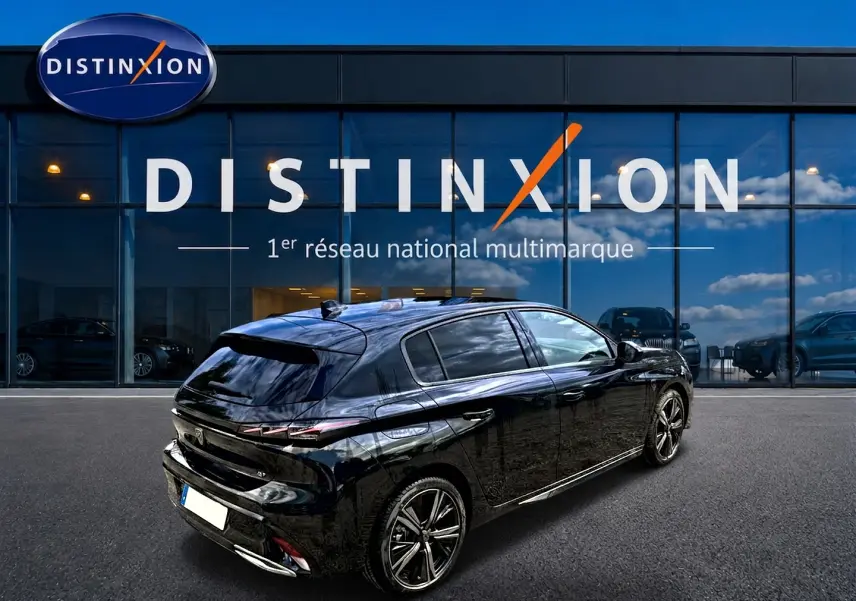 Peugeot 308 1.2 hybrid 145 GT noir vue 3/4 arrière droit, jantes alu et feux arrière LED distinctifs.