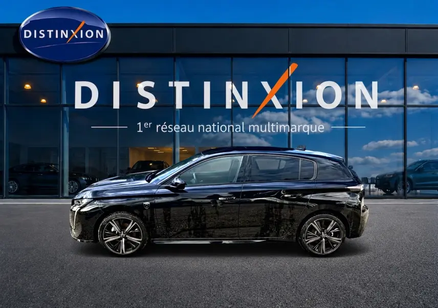 Peugeot 308 1.2 hybrid 145 GT e-DCS6 noire vue de profil côté gauche devant une vitrine Distinxion.