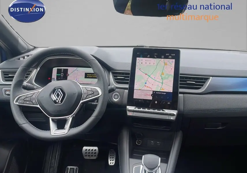Vue intérieure du tableau de bord du Renault Captur E-Tech hybride 2025, avec écran tactile central et volant multifonction noir.